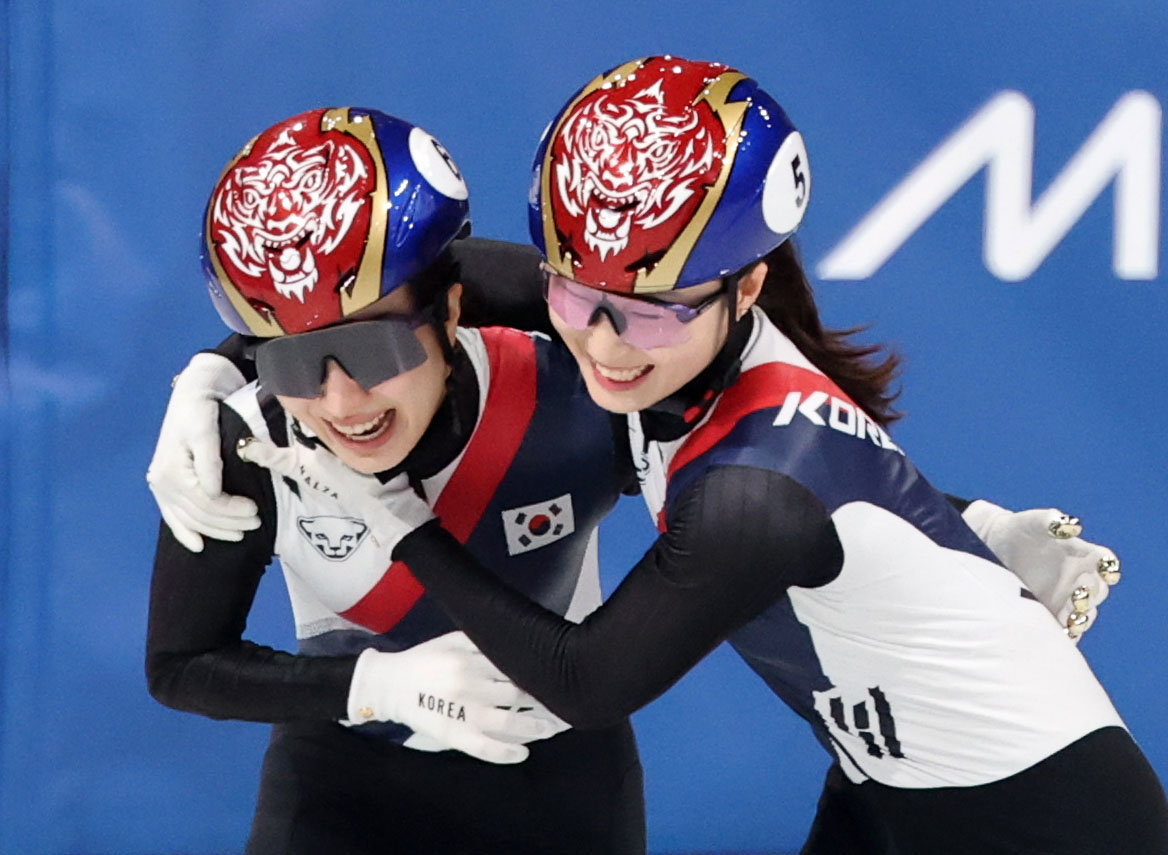 김길리(왼쪽), 최민정이 19일(한국시간) 밀라노 아이스스케이팅 아레나에서 열린 여자 3000m 계주 결선에서 금메달을 확정한 뒤 환호하고 있다. 밀라노ㅣ뉴시스
