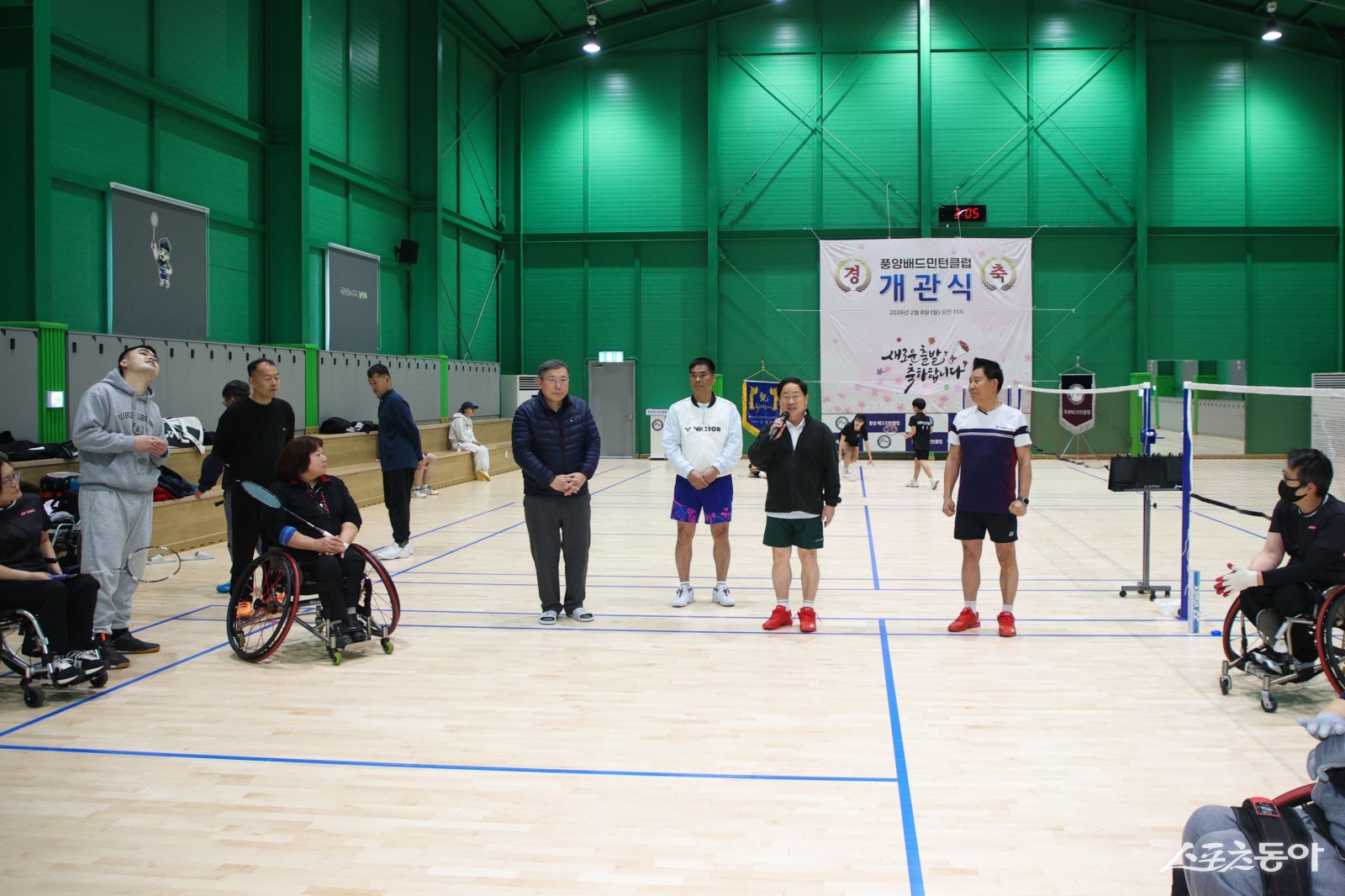 주광덕 시장(오른쪽 두번째)은 18일 연휴 마지막 날 최근 개관한 풍양배드민턴장에서 장애인과 비장애인이 함께 운동하는 현장을 찾아 통합체육 활성화에 힘쓰고 있다. 사진제공ㅣ남양주시 