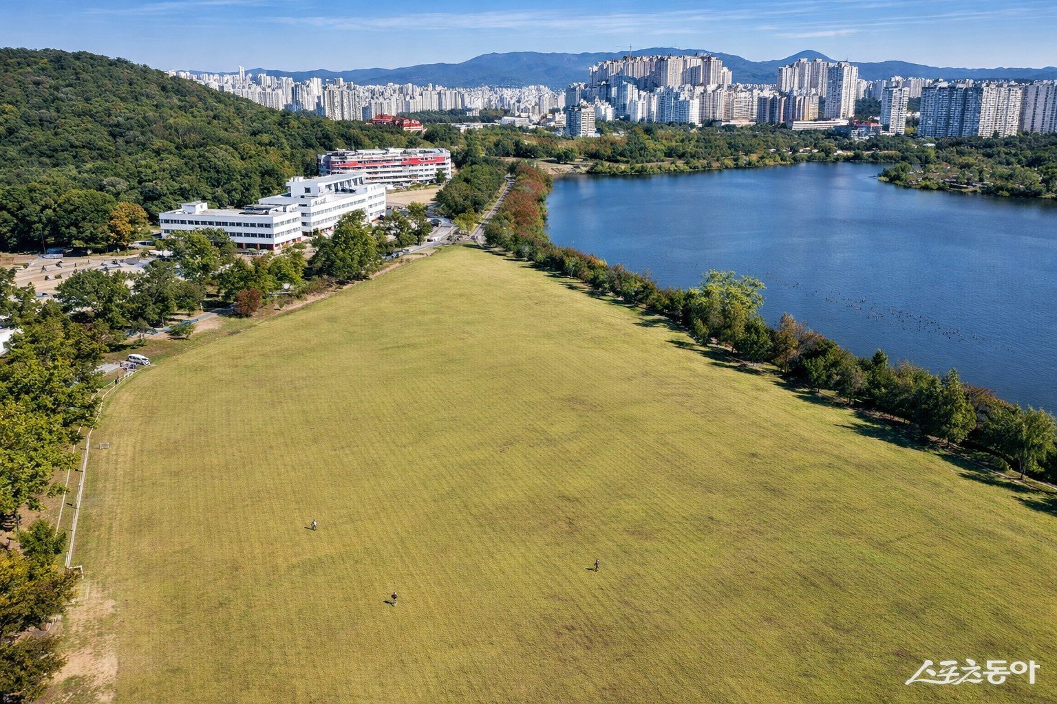 수원특례시(시장 이재준)가 ‘2026년 경기인디뮤직페스티벌’ 개최지로 선정됐다(서호잔디광장 전경). 사진제공|수원시