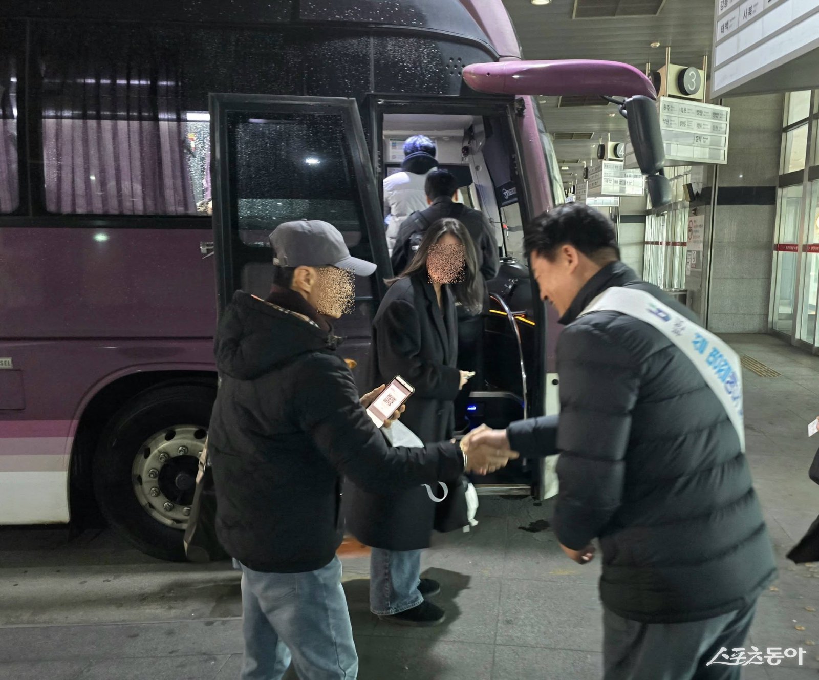 조용익 시장은 부천소풍터미널에서 귀성객과 나들이 시민에게 새해 인사를 전했다. 사진제공｜부천시