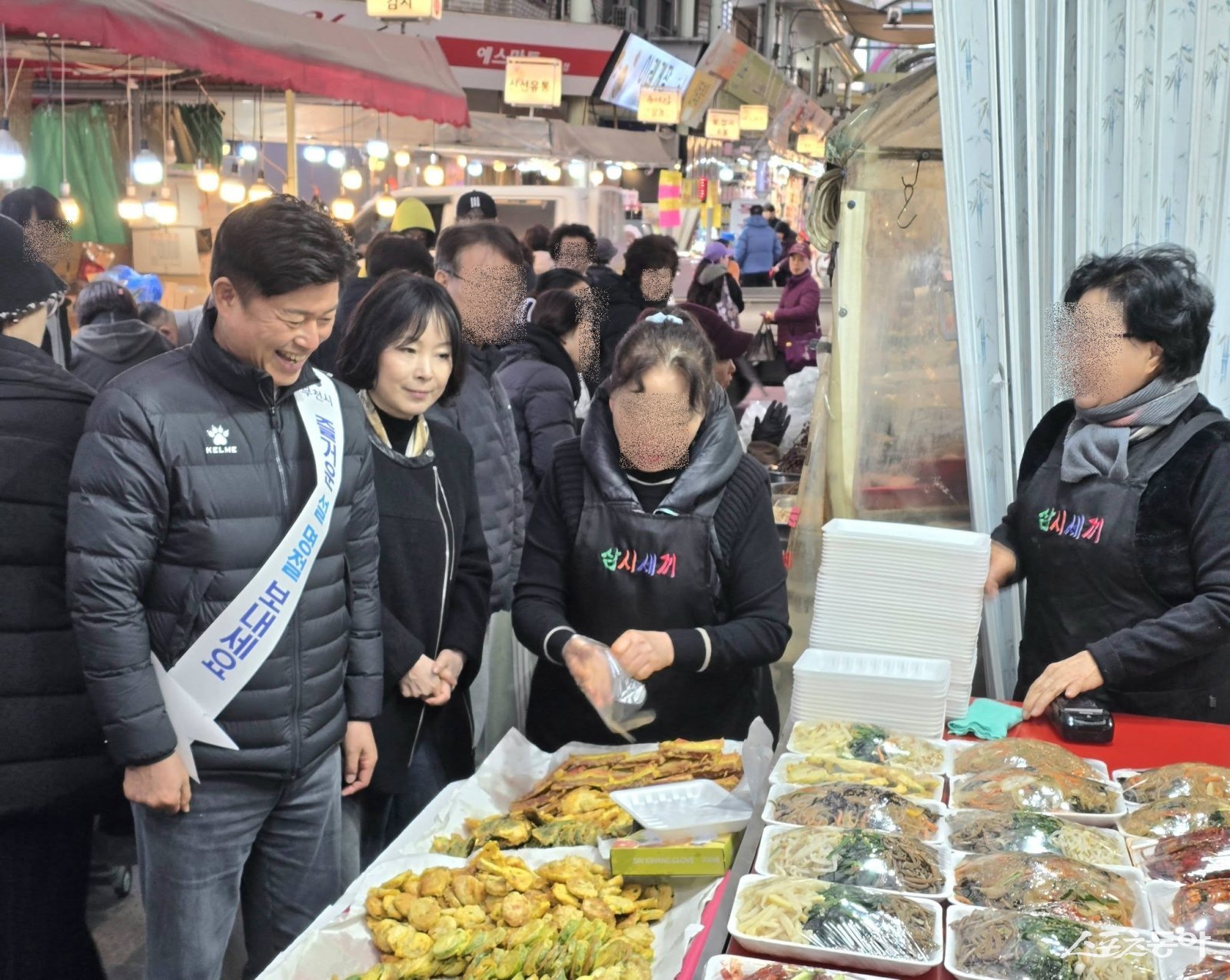 조용익 시장은 원미부흥시장에서 장을 보며 지역 소비 동향을 점검했다. 사진제공｜부천시