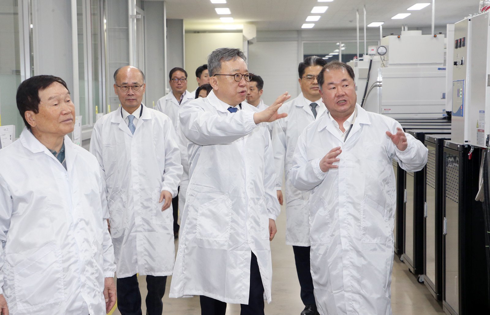 경기 화성 소재 디와이피 현장경영 모습. 앞줄 왼쪽부터 홍순겸 디와이피 회장, 정상혁 신한은행장, 양준규 디와이피 사장. 사진제공｜신한은행