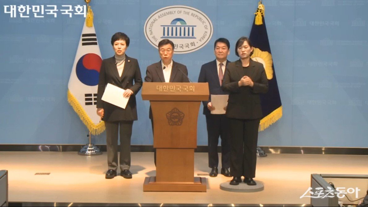 신상진 성남시장(가운데)은 안철수·김은혜 국회의원과 함께 19일 오전 10시 국회 소통관에서 기자회견을 열고 있다. 사진제공ㅣ성남시