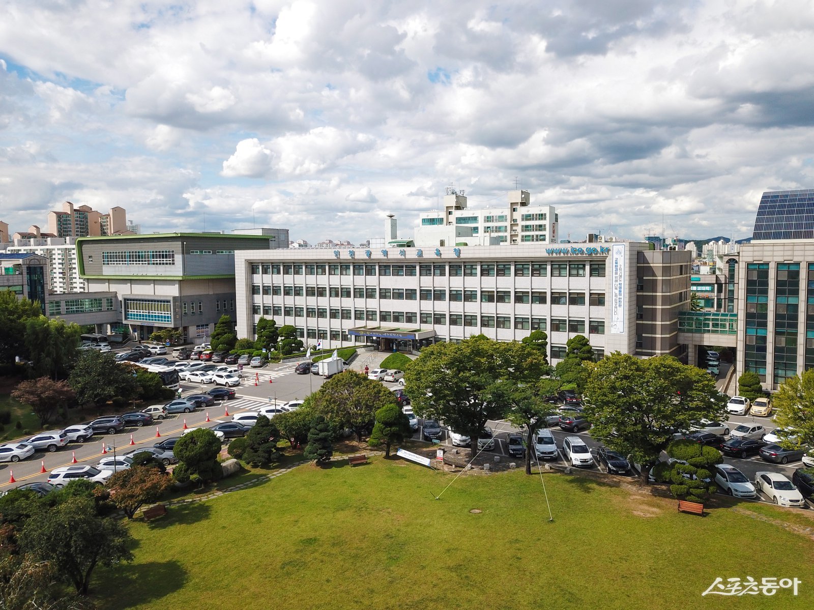 인천광역시교육청(교육감 도성훈)은 지난 13일 인천사이버진로교육원에서 관내 중·고등학교 교사를 대상으로 학생 진로 이해를 위한 연수를 실시했다(인천교육청 전경). 사진제공｜인천시교육청