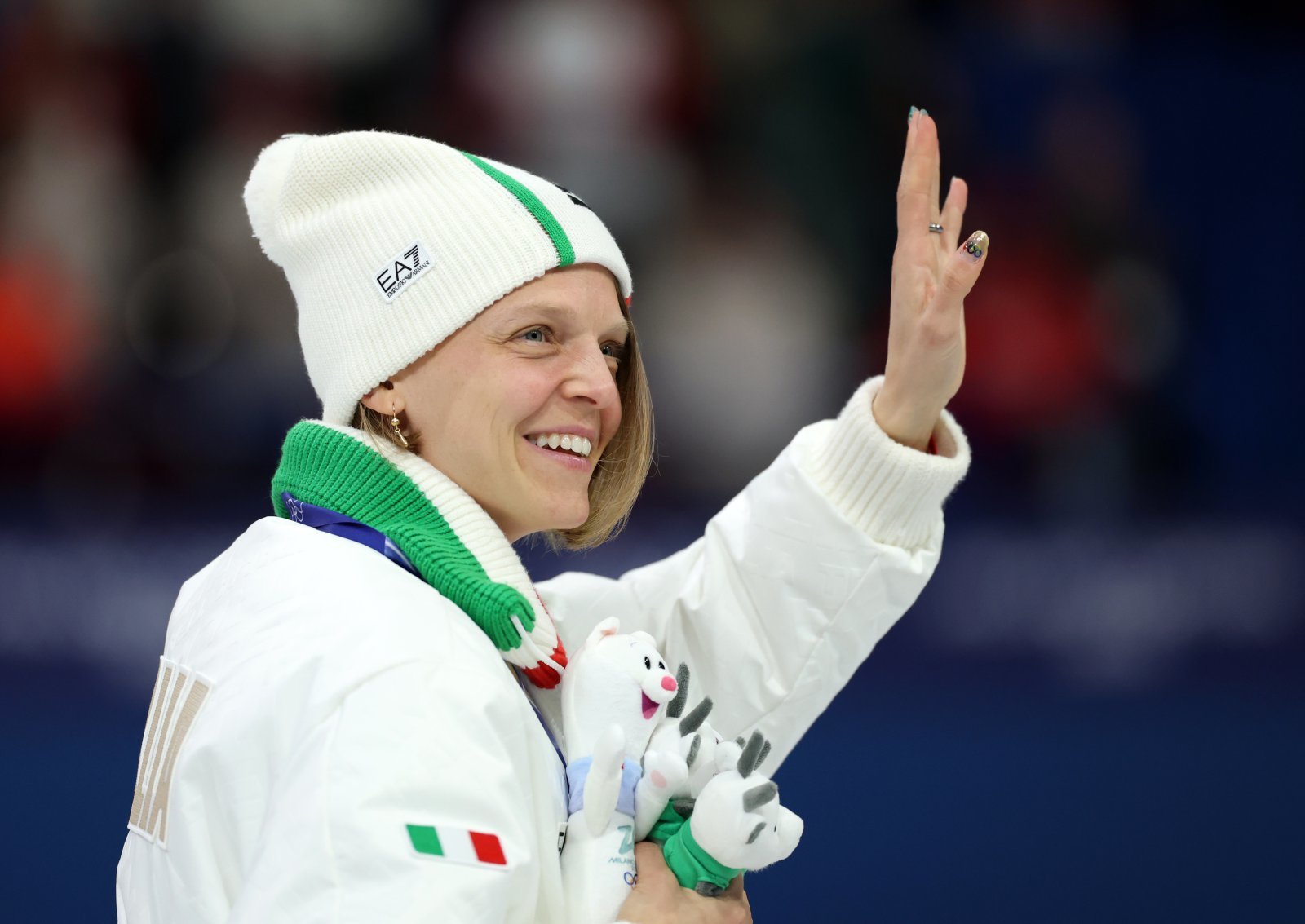 아리아나 폰타나가 19일 이탈리아 밀라노 아이스스케이팅 아레나서 열린 밀라노·코르페나담페초동계올림픽 쇼트르랙 여자 3000m 계주 결선서 동료들와 은메달을 합작한 뒤 활짝 웃고 있다. 밀라노│신화뉴시스