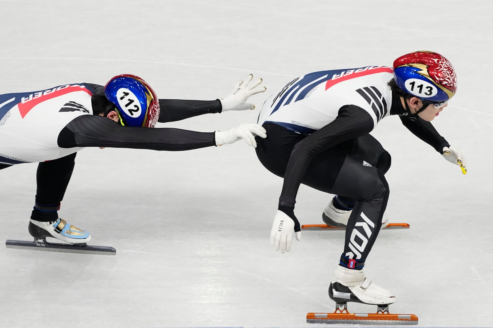 16일(한국시간) 밀라노 아이스스케이팅 아레나서 열린 2026밀라노·코르티나담페초동계올림픽 쇼트트랙 남자 5000m 계주 준결선서 이준서(왼쪽)가 임종언을 힘껏 밀고 있다. 밀라노|AP뉴시스