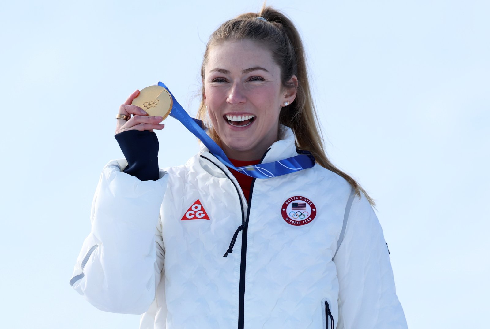 미카엘라 시프린이 19일(한국시간) 이탈리아 코르티나담페초의 토파네 알파인 스키 센터서 열린 밀라노·코르티나담페초동계올림픽 알파인스키 여자 회전 결선서 12년만에 금메달을 따낸 뒤 기뻐하고 있다. 밀라노│신화뉴시스