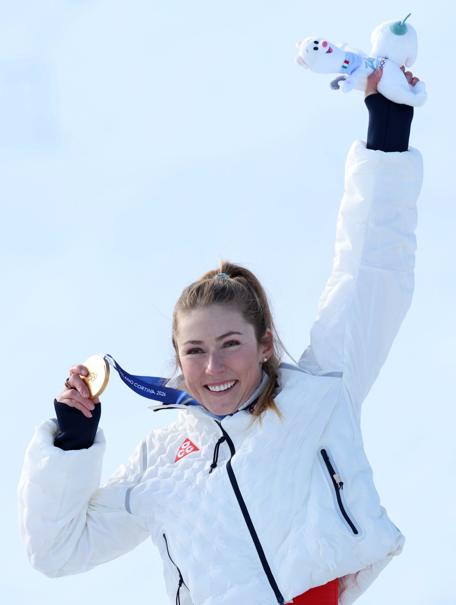 미카엘라 시프린이 19일(한국시간) 이탈리아 코르티나담페초의 토파네 알파인 스키 센터서 열린 밀라노·코르티나담페초동계올림픽 알파인스키 여자 회전 결선서 12년만에 금메달을 따낸 뒤 기뻐하고 있다. 밀라노│신화뉴시스