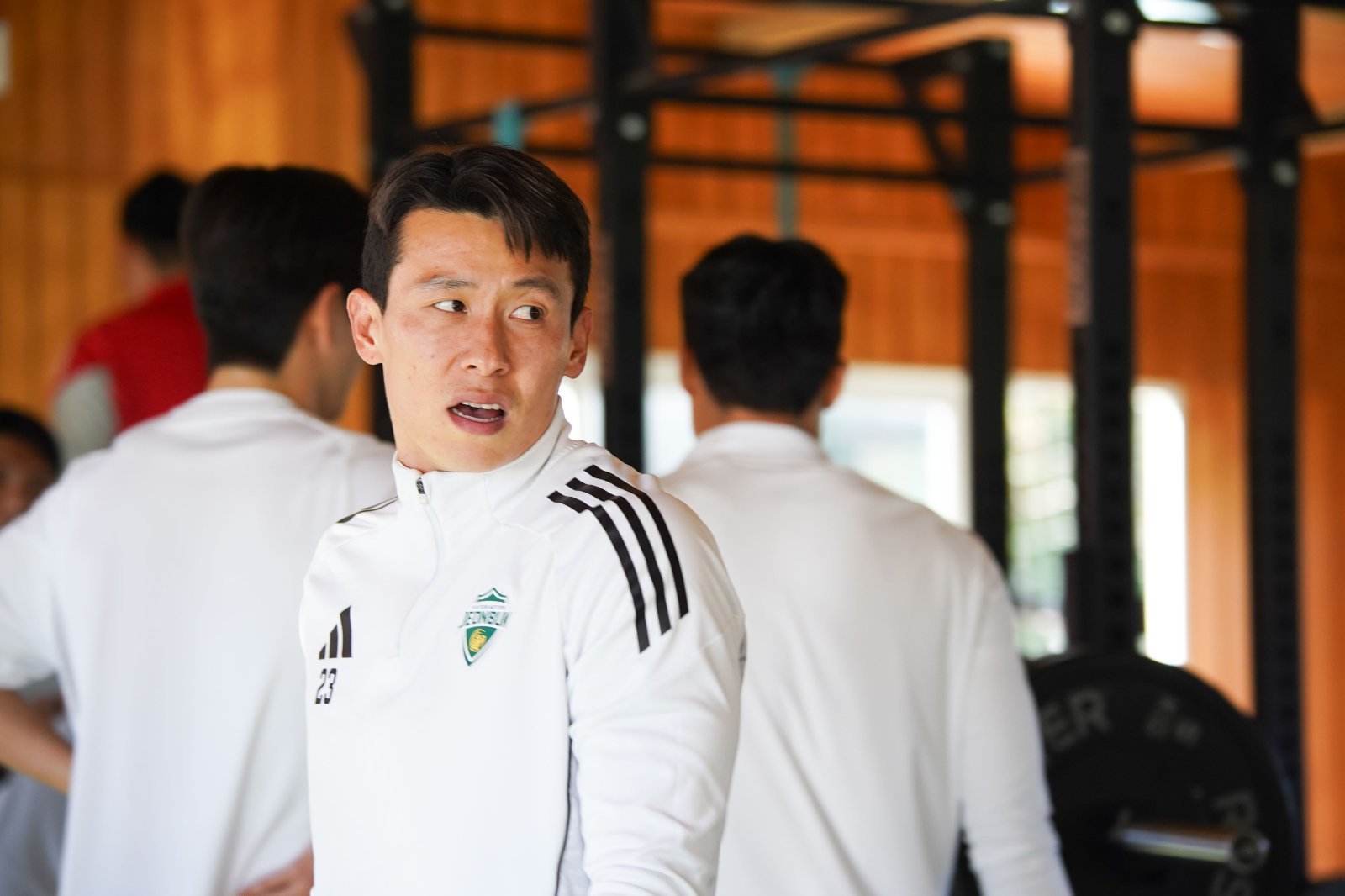 전북의 새로운 캡틴 김태환은 큰 폭의 내부 변화와 타이틀을 지켜야 한다는 부담감 속에서도 더욱 단단해질 팀을 약속했다. 최근까지 진행된 스페인 마르베야 동계 전지훈련 도중 동료들의 훈련을 지켜보는 모습. 사진제공｜전북 현대