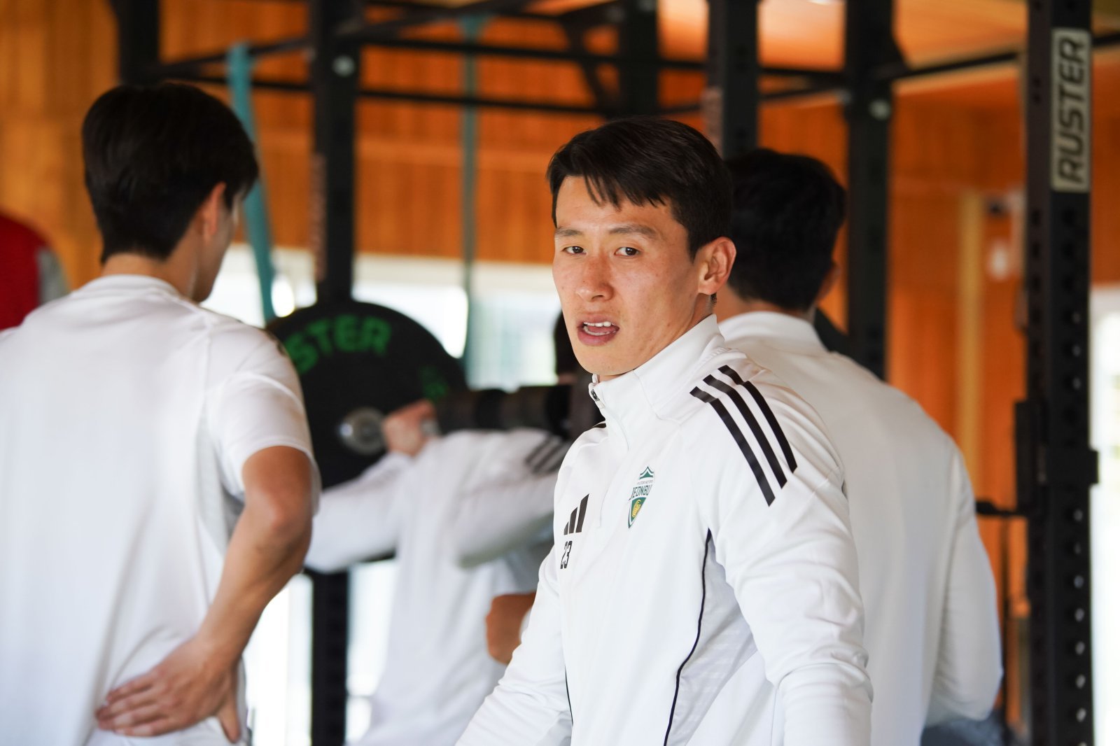 전북의 새로운 캡틴 김태환은 큰 폭의 내부 변화와 타이틀을 지켜야 한다는 부담감 속에서도 더욱 단단해질 팀을 약속했다. 최근까지 진행된 스페인 마르베야 동계 전지훈련 도중 동료들의 훈련을 지켜보는 모습. 사진제공｜전북 현대