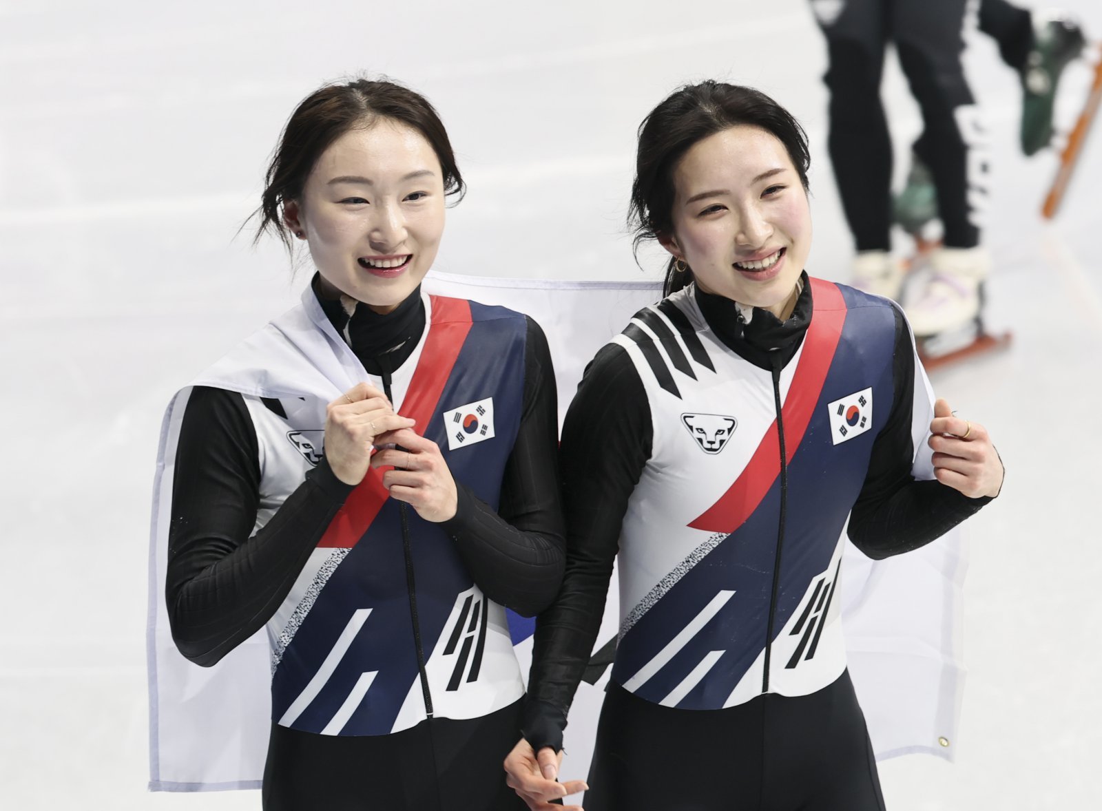 쇼트트랙 대표팀 최민정(왼쪽)과 김길리가 19일(한국시간) 이탈리아 밀라노 아이스스케이팅 아레나에서 열린 대회 여자 쇼트트랙 3000m 계주 결선에서 금메달을 확정한 뒤 함께 기쁨을 나누고 있다. 밀라노｜뉴시스