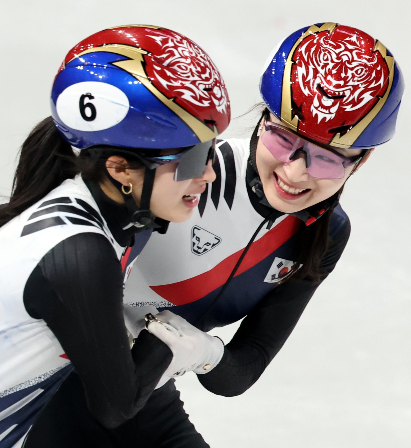 최민정(오른쪽)이 19일(한국시간) 밀라노 아이스스케이팅 아레나서 열린 대회 쇼트트랙 여자 3000m 계주에서 우승을 확정한 뒤 팀 동료 김길리와 함께 기뻐하고 있다. 개인 통산 4번째 금메달을 목에 건 최민정은 이제 1500m에서 한국 동계올림픽 최다 금메달 기록(5개)에 도전한다. 밀라노|뉴시스