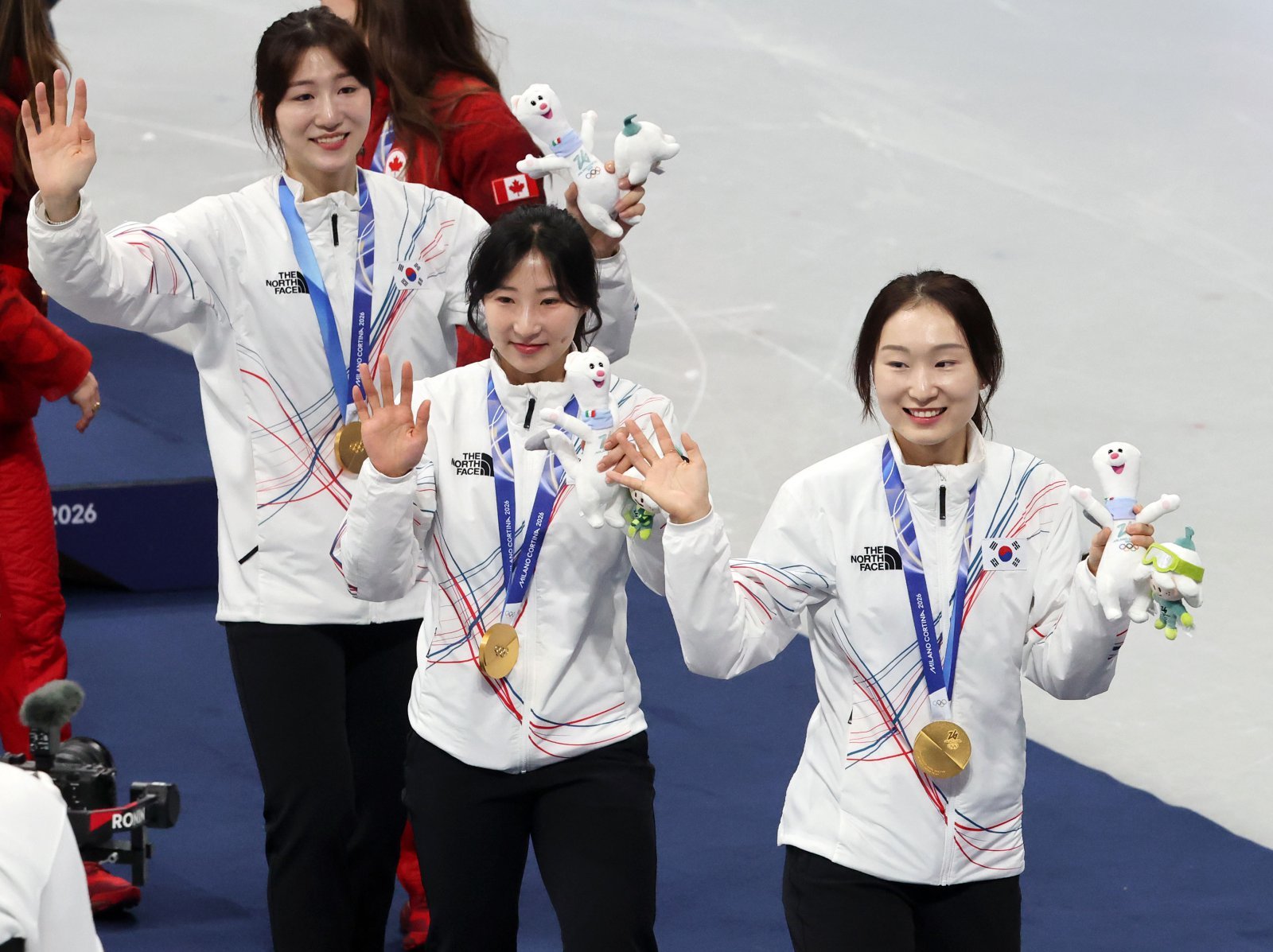 최민정(오른쪽)이 19일(한국시간) 밀라노 아이스스케이팅 아레나서 열린 대회 쇼트트랙 여자 3000m 계주에서 금메달을 따낸 뒤 팀 동료 노도희(왼쪽), 이소희와 함께 시상대를 내려오고 있다. 밀라노|뉴시스