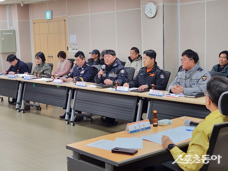 안성시는 지난 13일 봄철 산불조심기간을 맞아 ‘산불재난 대비 주민대피계획 유관기관 회의’를 개최하고, 대형산불 발생 시 주민 대피계획 수립과 총력 대응 방안을 논의했다. 사진제공|안성시
