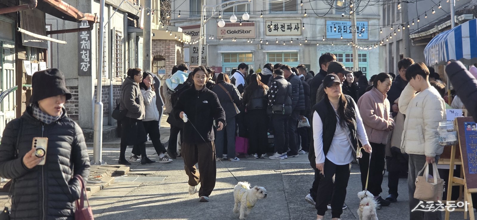 설 연휴 관람객들이 순천 드라마촬영장을 찾아 달동네 세트장을 둘러보고 있다. 사진|박기현 기자