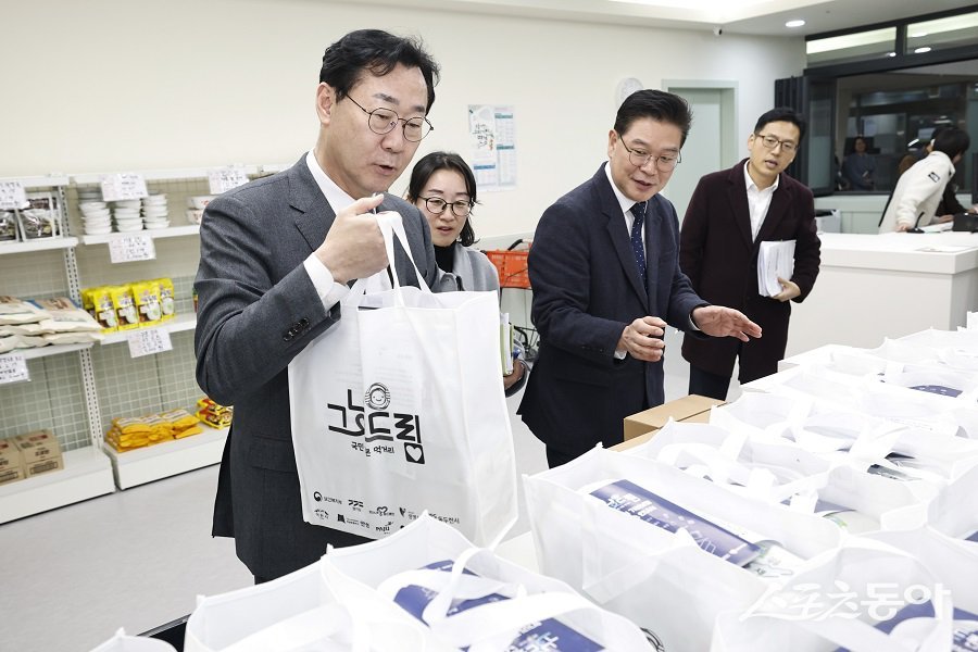 정명근 화성특례시장이 그냥드림 사업장에서 지급하는 품목들을 확인하고 있다. 사진제공｜화성시