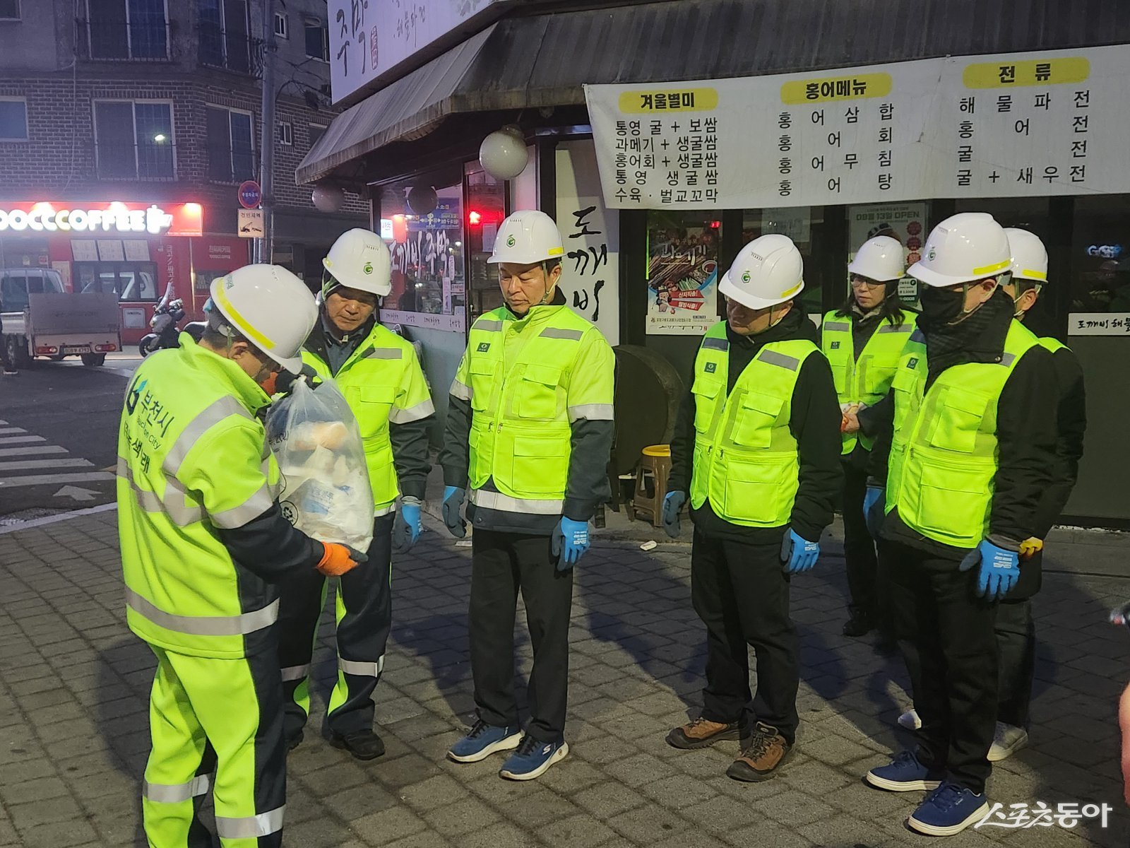 조용익 부천시장은 현장 정비 작업 전 인력·장비 운용 현황과 안전관리 체계를 세밀히 살폈다. 사진제공｜부천시