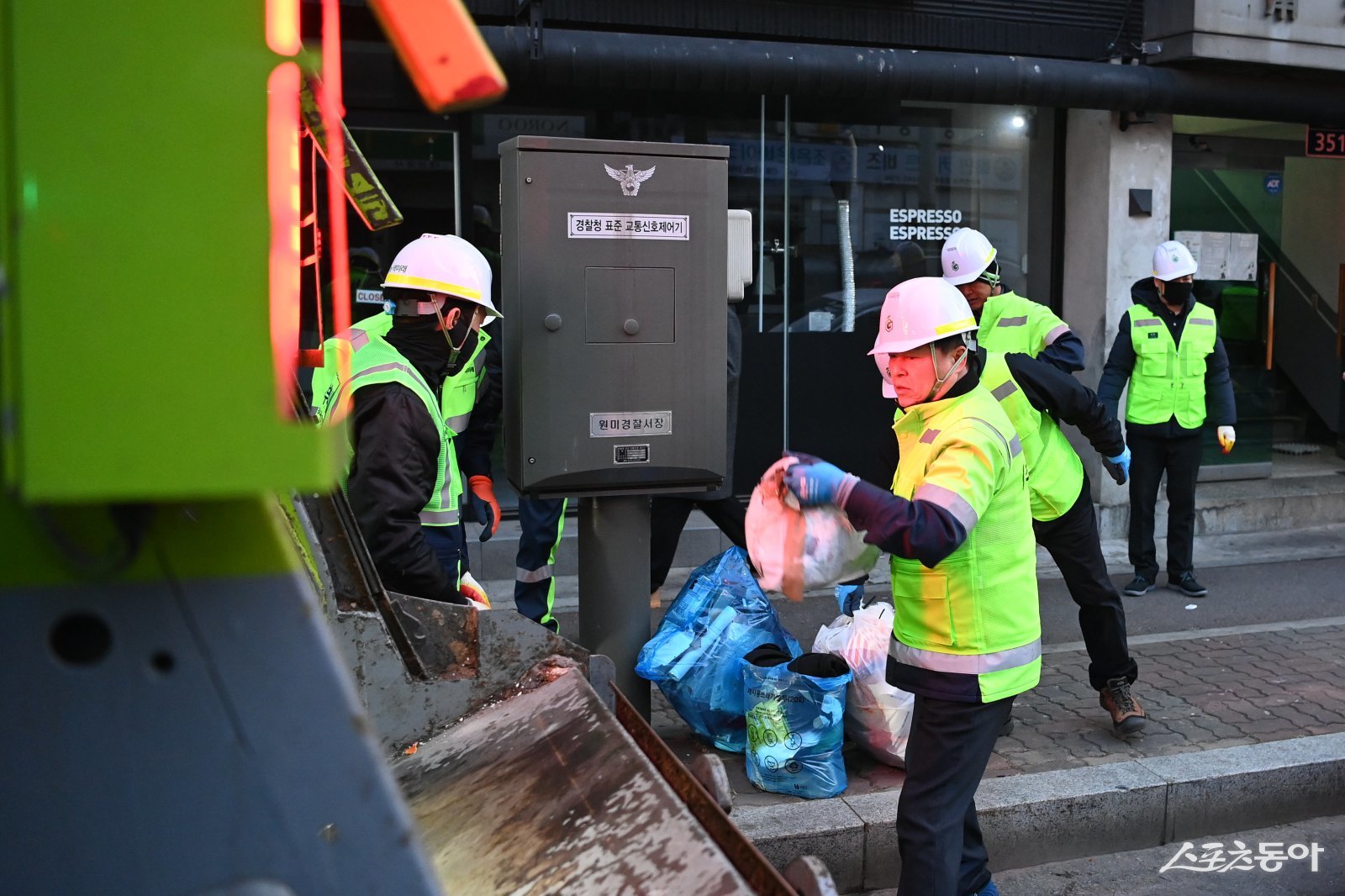 조용익 부천시장은 현장 노동자들과 함께 쓰레기를 수거하며 작업 구간을 정비하고, 수거 지연이나 처리 공백이 발생하지 않도록 운영 실태를 직접 확인했다. 사진제공｜부천시