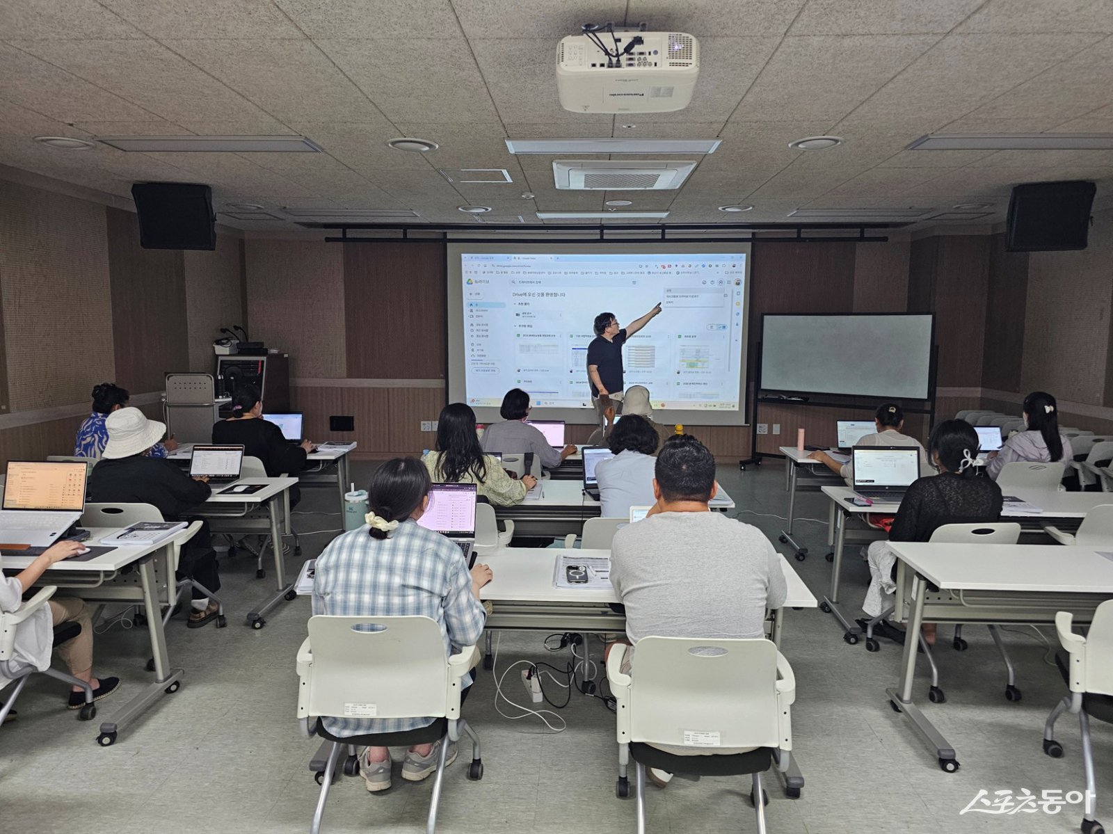 양평군(군수 전진선)은 ‘2026년 경기도 지역·산업맞춤형 일자리 창출 지원사업’ 공모에 ‘경력단절여성 사회복지 전문인력 양성 과정’이 최종 선정됐다(지역·산업맞춤형 일자리 창출 지원사업 모습). 사진제공|양평군