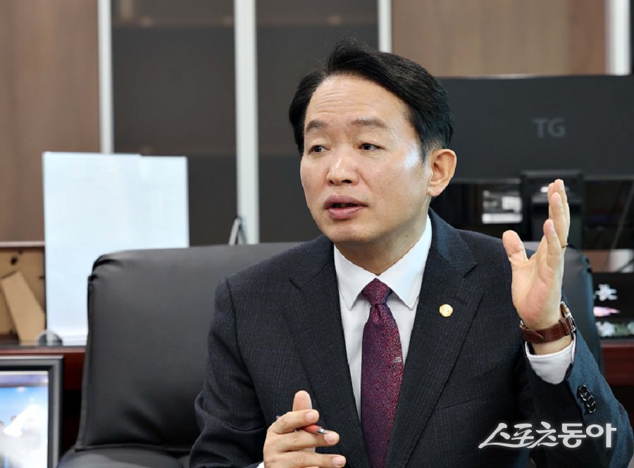 김찬진 인천 동구청장이 철강산업 침체에 따른 지역경제 위기 상황과 관련해 산업위기 선제대응지역 지정을 정부에 촉구하는 입장문을 발표했다. 사진제공｜인천 동구청