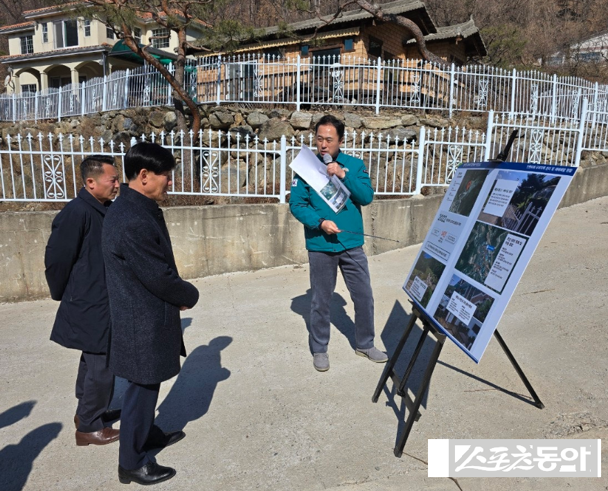 김광덕 부시장은 관계자들과 함께 지난 2022년 8월 산사태 피해가 발생했던 산북면 주어리 솔빛마을 현장을 방문해 사전 점검을 진행했다. 사진제공｜여주시