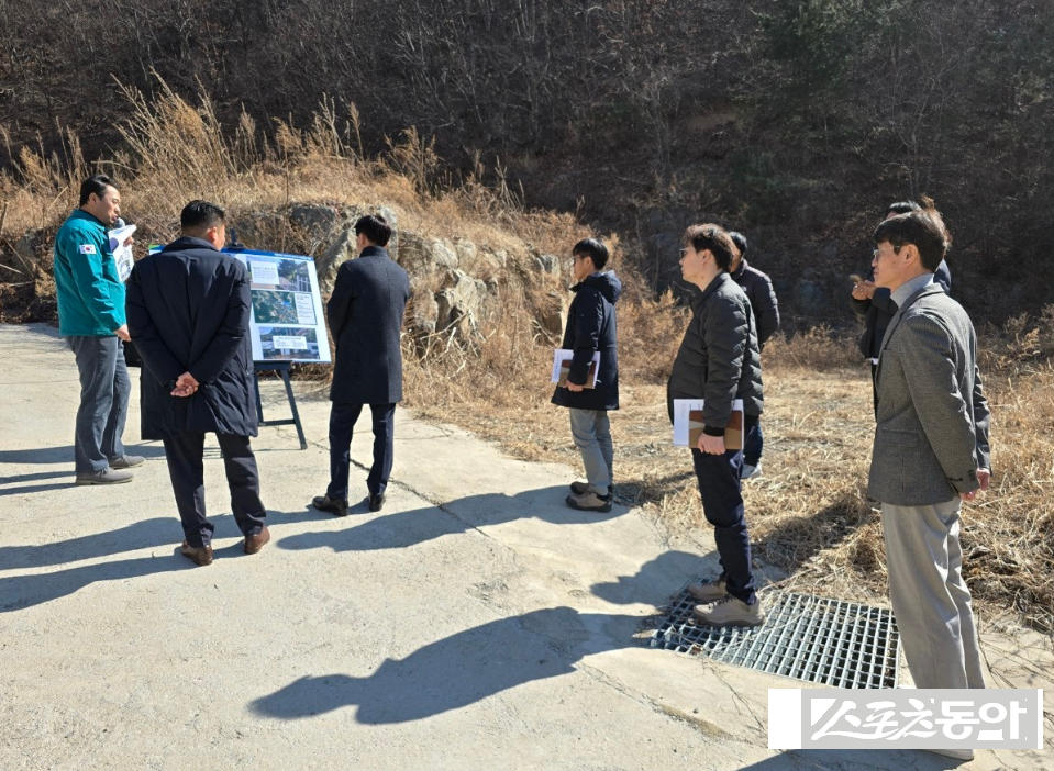 김광덕 부시장은 관계자들과 함께 지난 2022년 8월 산사태 피해가 발생했던 산북면 주어리 솔빛마을 현장을 방문해 사전 점검을 진행했다. 사진제공｜여주시