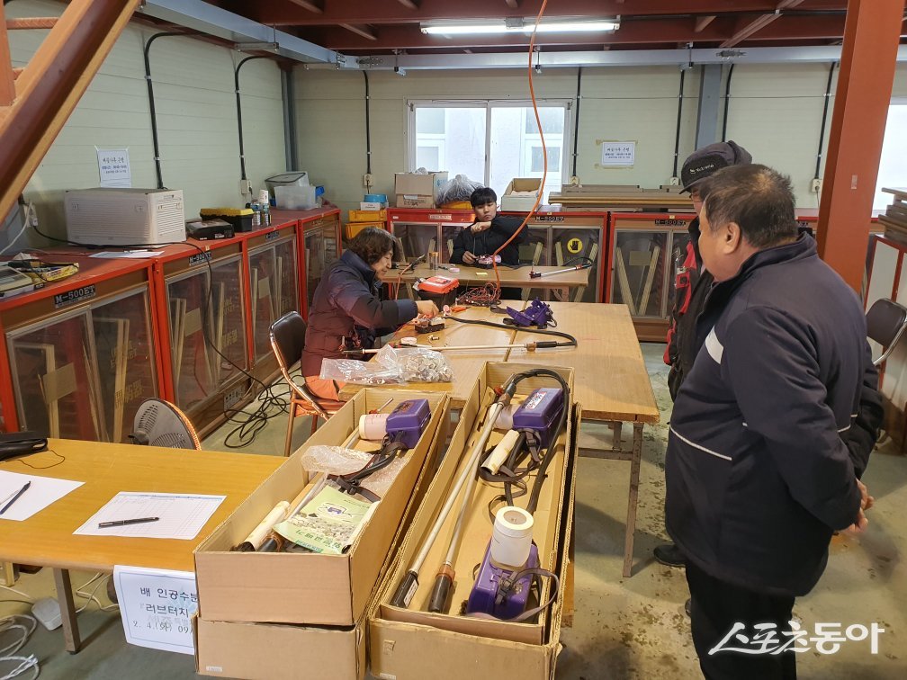 세종특별자치시 농업기술센터(소장 피옥자)가 고품질 과실 생산과 안정적인 결실을 위해 배 인공수분기 사전 점검을 실시한다(사전 점검 모습). 사진제공｜세종시