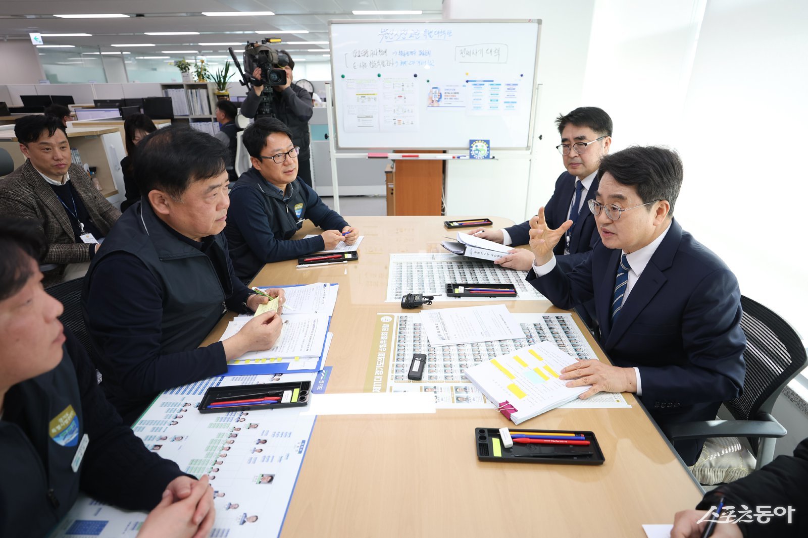 김 지사는 최근 하남시 등에서 발생한 집값 담합 행위를 적발한 경기도청 ‘부동산 불법행위 수사 T·F’ 사무실을 방문해 긴급 대책회의를 주재하고, “오늘부로 부동산 범죄와의 전면전을 선포한다”고 밝혔다. 사진제공｜경기도