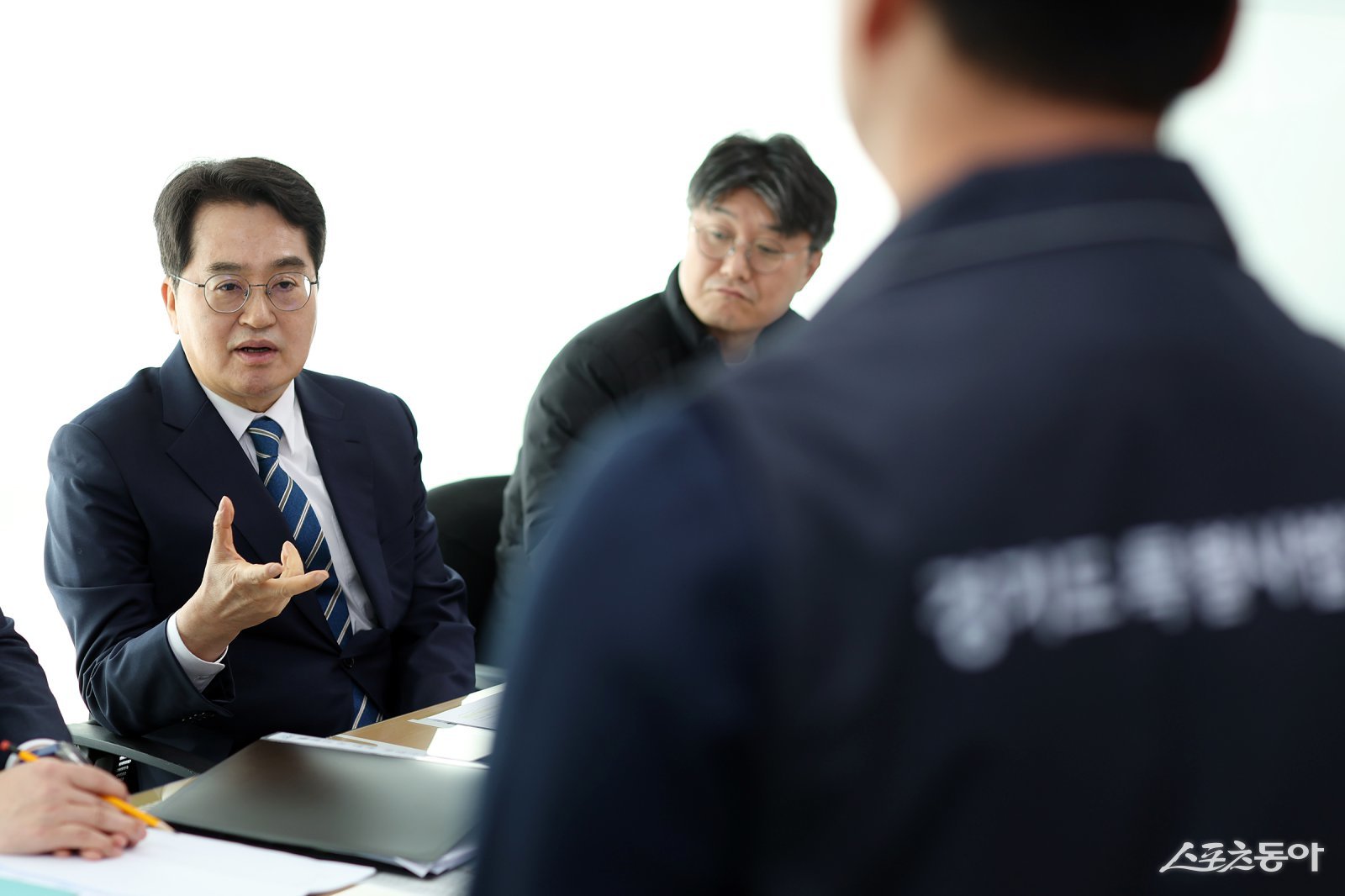 김 지사는 최근 하남시 등에서 발생한 집값 담합 행위를 적발한 경기도청 ‘부동산 불법행위 수사 T·F’ 사무실을 방문해 긴급 대책회의를 주재하고, “오늘부로 부동산 범죄와의 전면전을 선포한다”고 밝혔다. 사진제공｜경기도