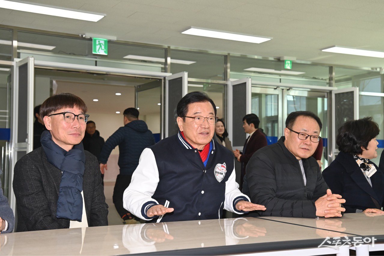 20일 한홀중학교 개교를 앞두고 이현재 하남시장을 비롯한 관계자들이 모여 최종합동 안전점검을 실시하고 있다. 사진제공|하남시