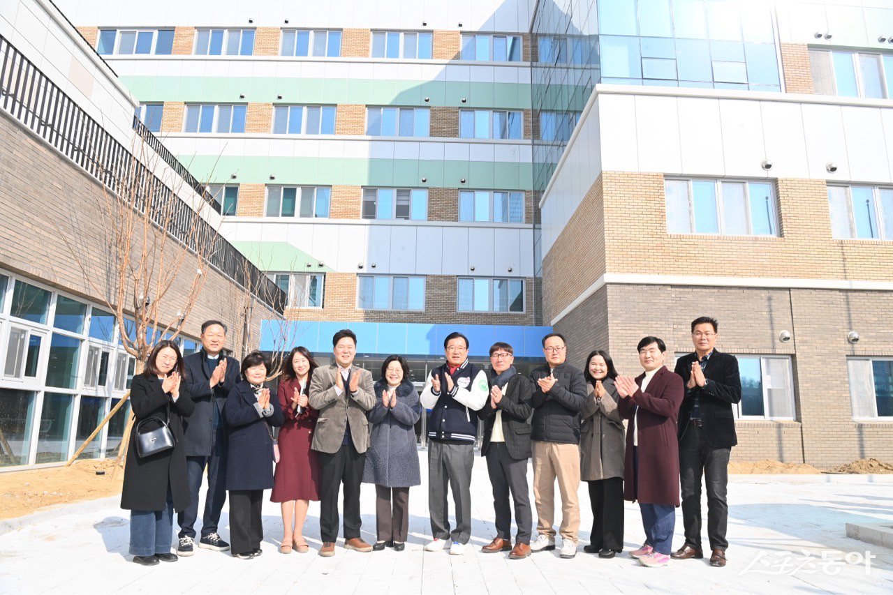 20일 한홀중학교 최종합동안전점검 후 관계자들이 모여 기념사진을 촬영하고 있다. 사진제공|하남시