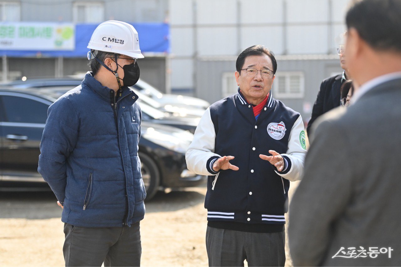 이현재 하남시장이 내년 3월 개교를 목표로 하는 (가칭)미사4고 건축 현장을 방문해 공사 안전 관리와 함께 적기 개교를 위한 철저한 공정 관리를 당부하고 있다. 사진제공|하남시