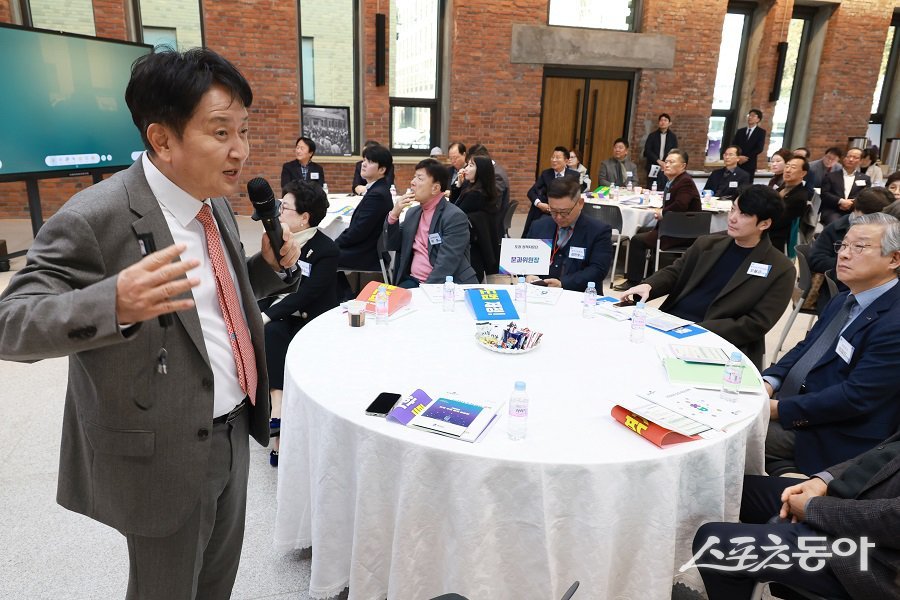 김영환 지사는 인사말에서 “정책자문단은 도정의 중요한 동반자이자 정책 방향을 함께 고민하는 협력체”라며 “현장의 목소리와 전문가의 고견이 도정에 충실히 반영될 수 있도록 지속적인 자문과 협력을 부탁드린다”고 말했다. 사진제공｜충북도