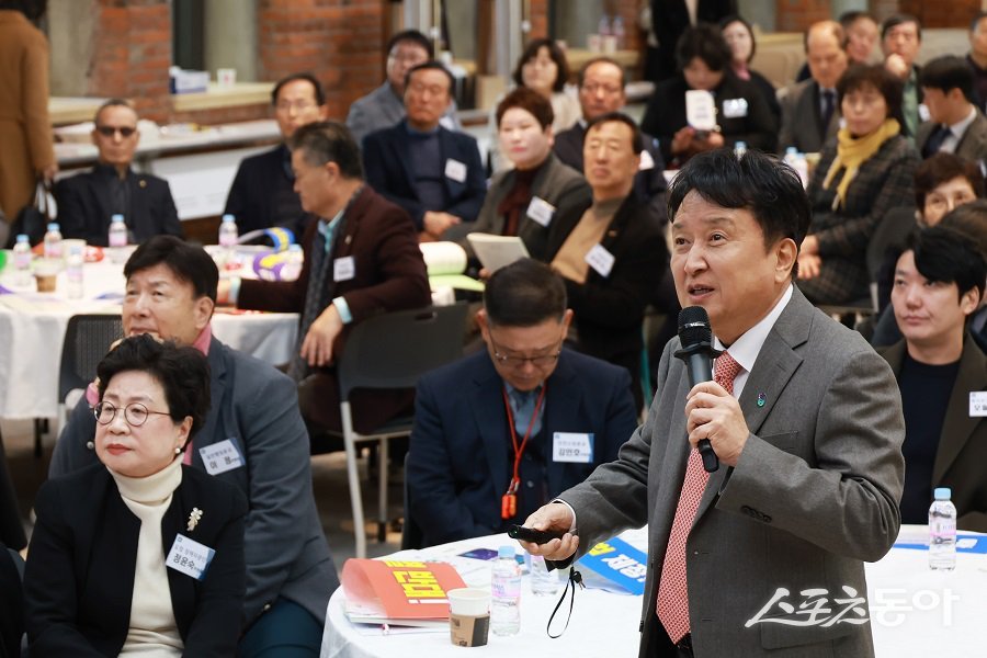 김영환 지사는 인사말에서 “정책자문단은 도정의 중요한 동반자이자 정책 방향을 함께 고민하는 협력체”라며 “현장의 목소리와 전문가의 고견이 도정에 충실히 반영될 수 있도록 지속적인 자문과 협력을 부탁드린다”고 말했다. 사진제공｜충북도