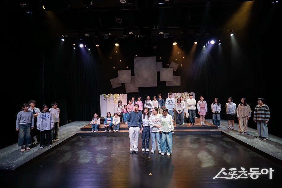 안산문화재단(이사장 이민근, 대표이사 김태훈)은 청소년 문화예술교육사업인 ‘2026 꿈의 극단 ‘안산’을 본격 추진하고, 오는 3월 9일부터 참여 청소년 단원 모집에 나선다(’2025 꿈의 극단 ‘안산’ 모습). 사진제공｜안산문화재단