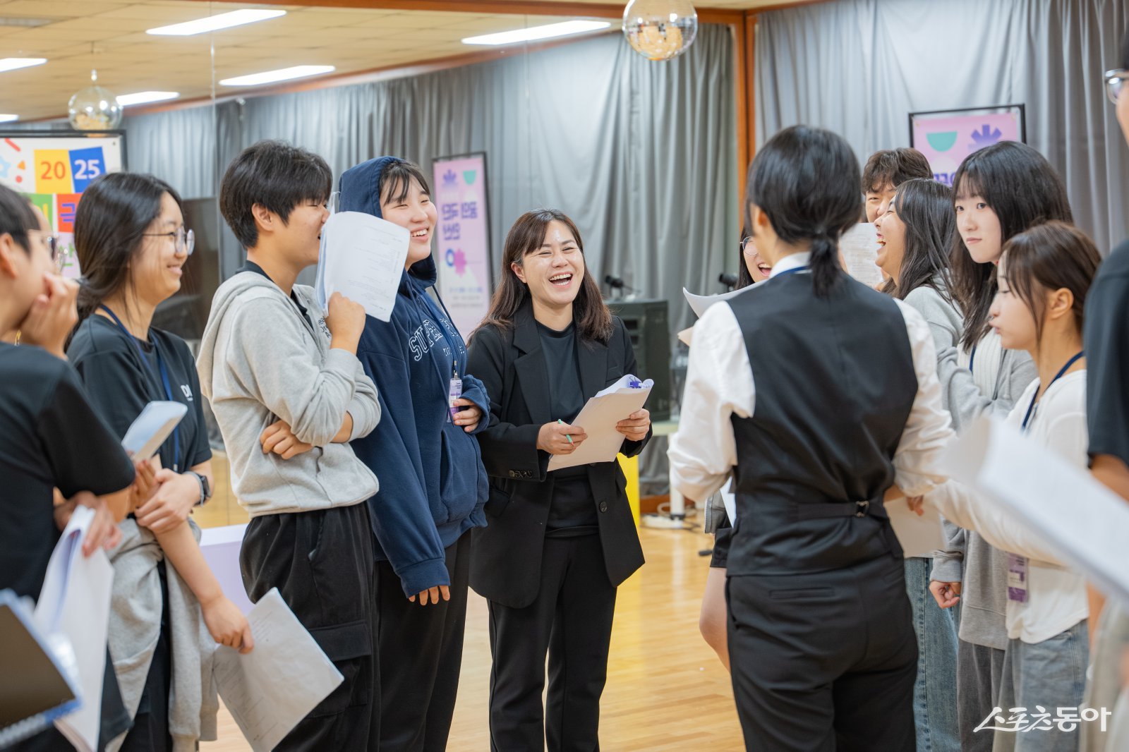 안산문화재단(이사장 이민근, 대표이사 김태훈)은 청소년 문화예술교육사업인 ‘2026 꿈의 극단 ‘안산’을 본격 추진하고, 오는 3월 9일부터 참여 청소년 단원 모집에 나선다(’2025 꿈의 극단 ‘안산’ 모습). 사진제공｜안산문화재단