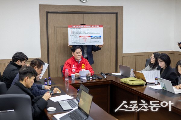최경환 경북도지사 예비후보가 대구·경북통합 추진에 대한 소견을 밝히고 있다. 사진제공 ㅣ 최경환사무소
