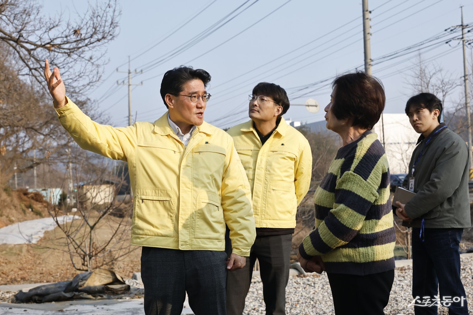 윤성진 제1부시장이 주민 의견을 청취하며 재난 취약요인을 점검하고 있다. 사진제공｜화성시