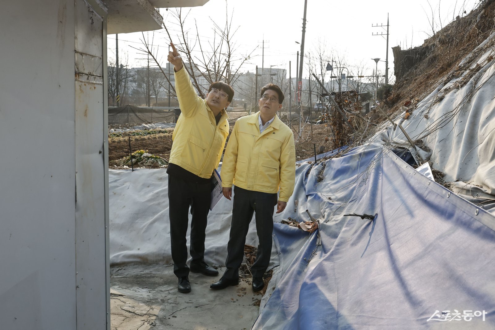 윤성진 제1부시장이 관계 공무원과 함께 급경사지 붕괴 위험요인을 확인하고 있다. 사진제공｜화성시