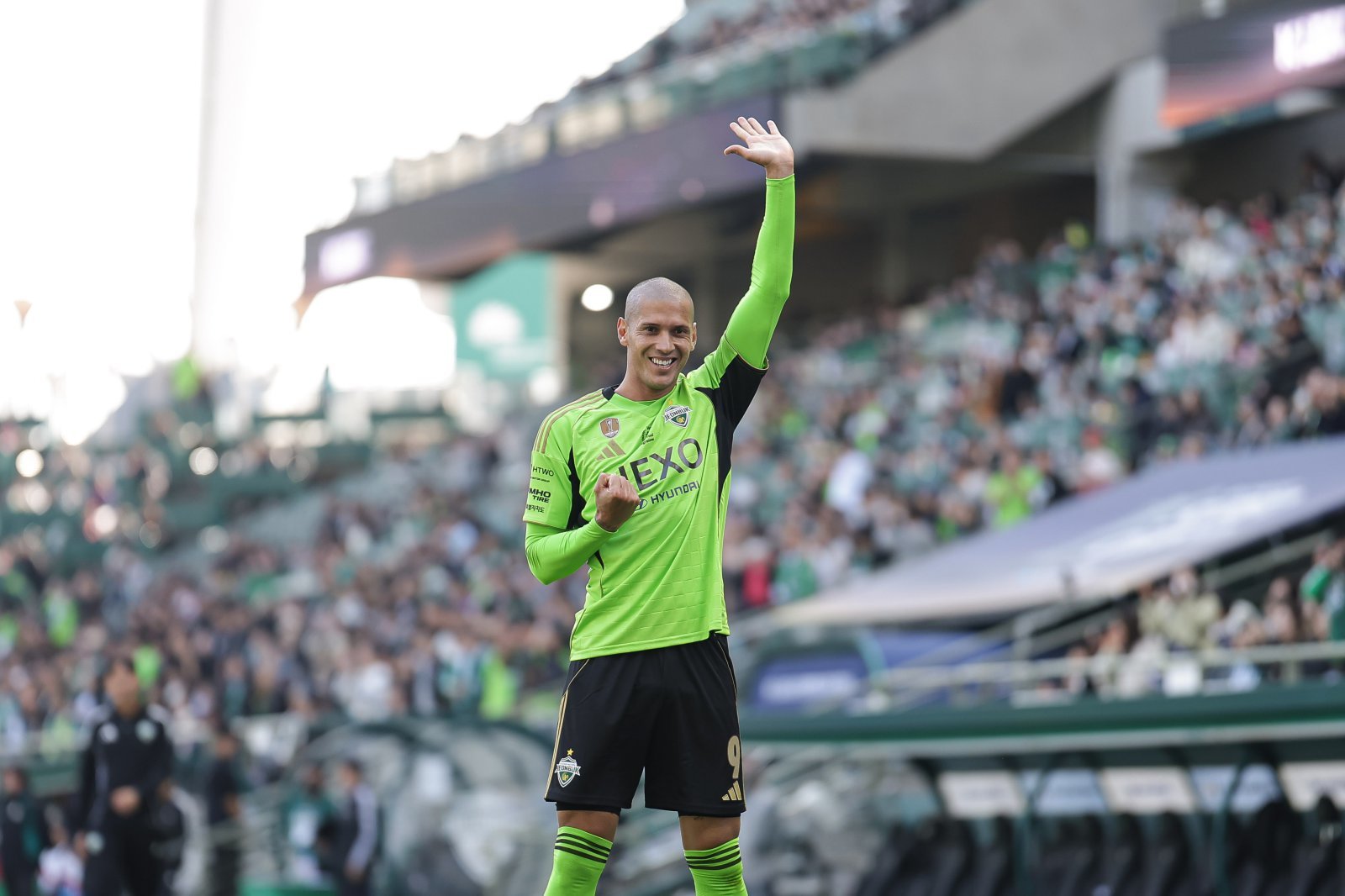 2024, 2025시즌 전북의 아픔과 영광을 함께 한 티아고가 21일 전주월드컵경기장서 열린 대전하나와 슈퍼컵 대결에서 후반 쐐기골을 터트리고 환하게 웃고 있다. 사진제공｜한국프로축구연맹