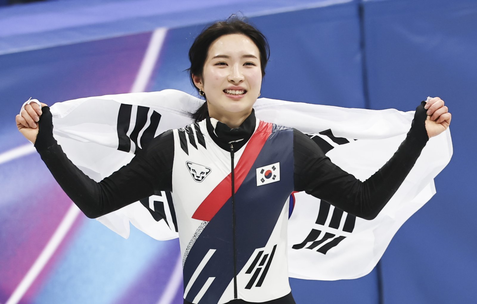 쇼트트랙 대표팀 김길리가 21일(한국시간) 이탈리아 밀라노 아이스스케이팅아레나서 열린 2026밀라노·코르티나담페초동계올림픽 여자 1500m 결선에서 2분32초076의 기록으로 금메달을 확정한 뒤 태극기를 들고 세리머니를 하고 있다. 밀라노|뉴시스