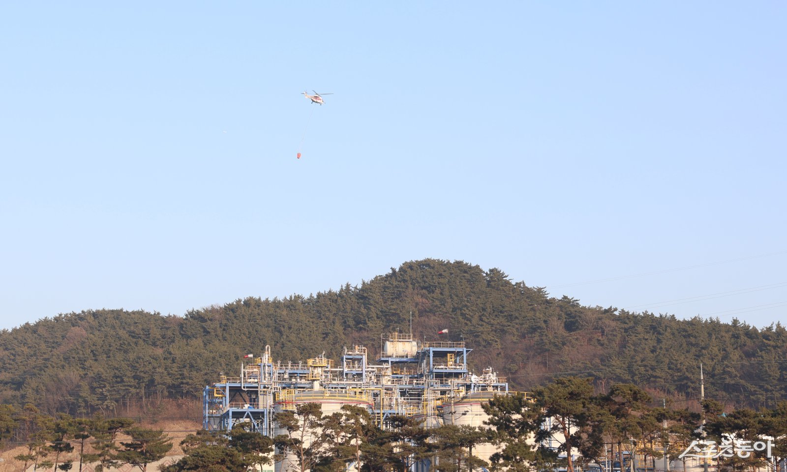 건조한 날씨와 강한 바람이 이어진 지난 21일, 충남도 내 곳곳에서 산불이 잇따라 발생했으나 당국의 신속한 대응으로 큰 고비를 넘겼다(서산 산불 진화 모습). 사진제공｜충남도