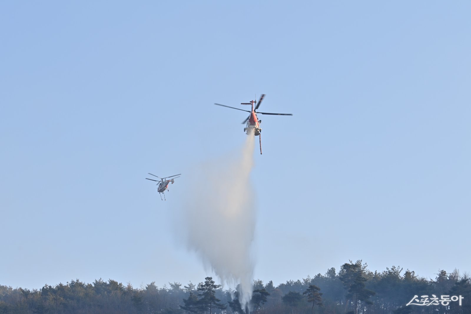 건조한 날씨와 강한 바람이 이어진 지난 21일, 충남도 내 곳곳에서 산불이 잇따라 발생했으나 당국의 신속한 대응으로 큰 고비를 넘겼다(예산 산불 진화 모습). 사진제공｜충남도