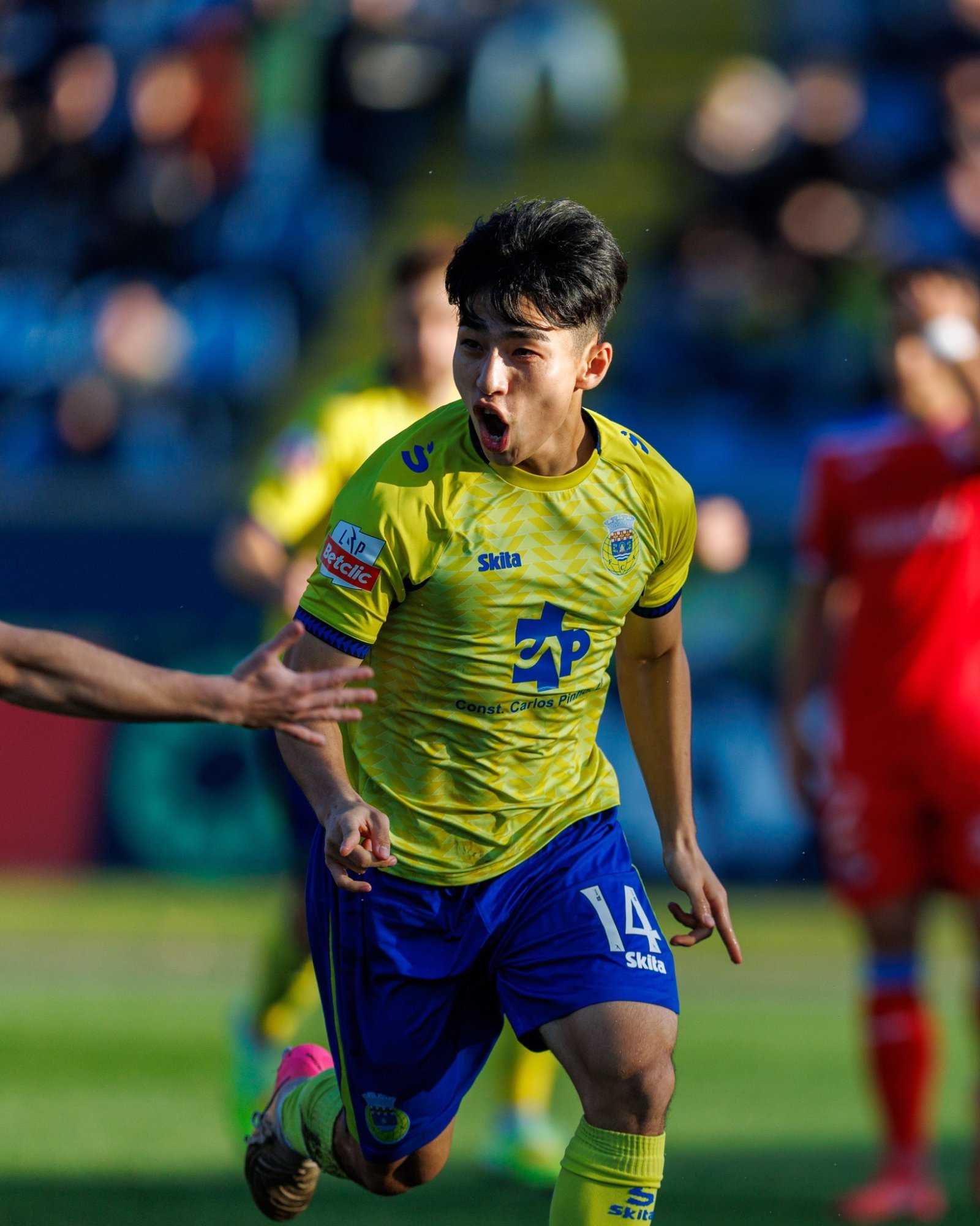 이현주는 22일(한국시간) 에스타디오 무니시팔 아로카에서 열린 나시오날과 2025-2026시즌 포르투갈 프리메이라리가 23라운드 홈경기서 1골·1도움을 기록하며 3-0 완승에 힘을 보탰으나, 경기 막판 퇴장 당했다. 사진출처|FC아로카 페이스북