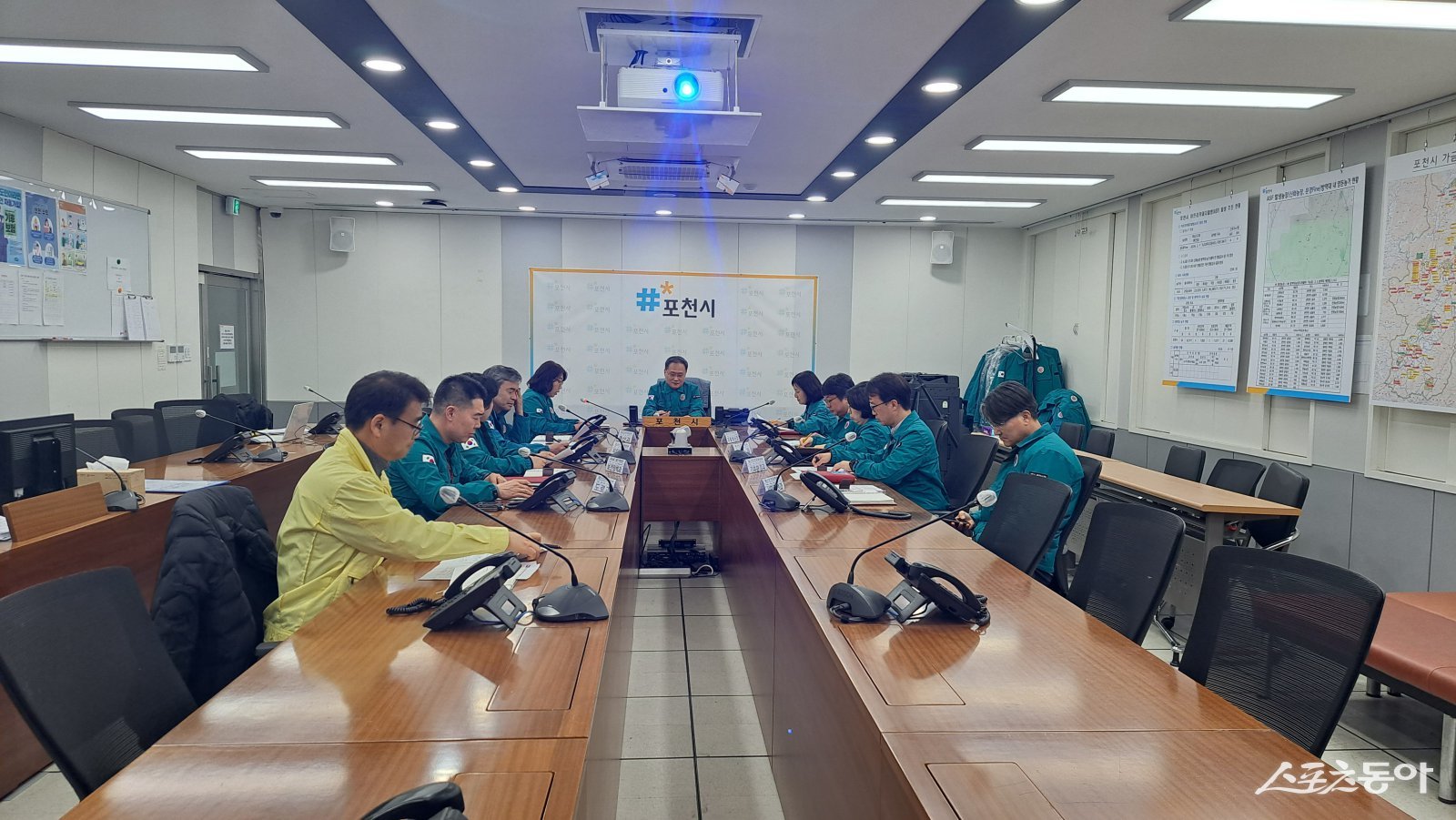 김종훈 부시장(가운데)이 현재까지의 방역 조치 상황을 공유하고, 추가 확산 차단을 위한 대응 방안을 점검하고 있다. 사진제공ㅣ포천시 