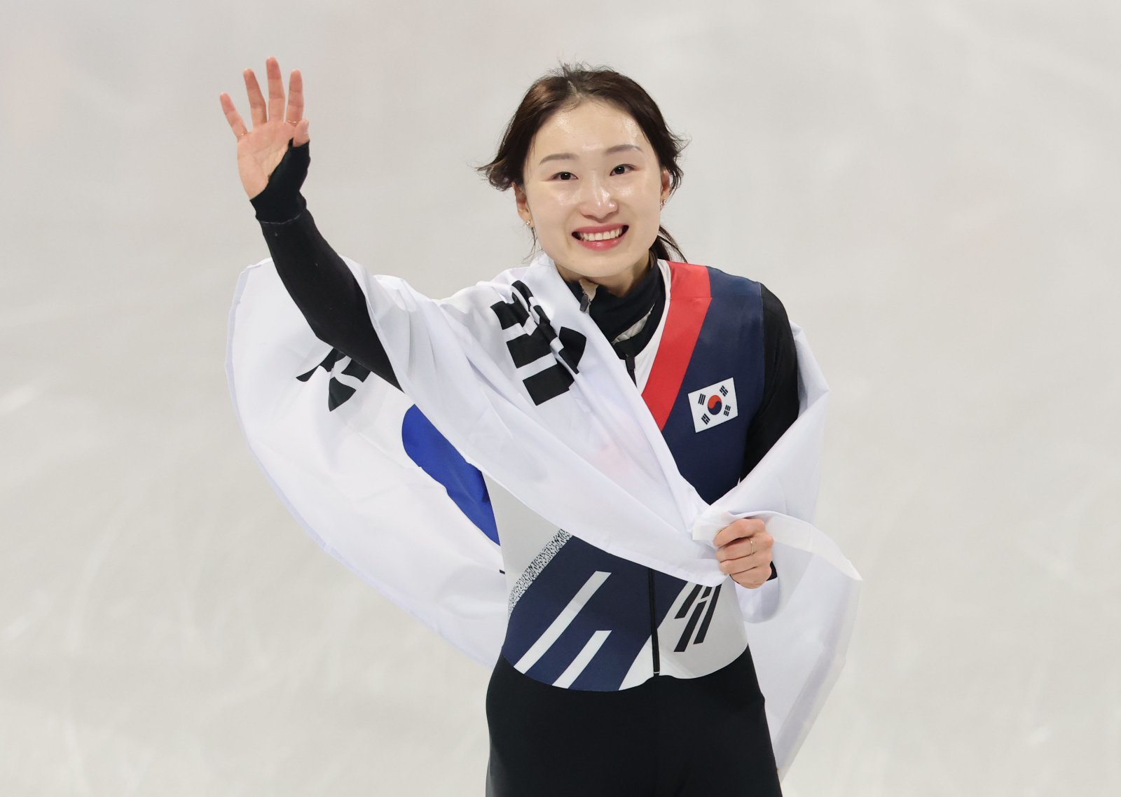 최민정이 21일(한국시간) 밀라노 아이스 스케이팅 아레나에서 열린 쇼트트랙 여자 1500m 결선에서 은메달을 따낸 뒤 기뻐하고 있다. 밀라노ㅣ뉴시스