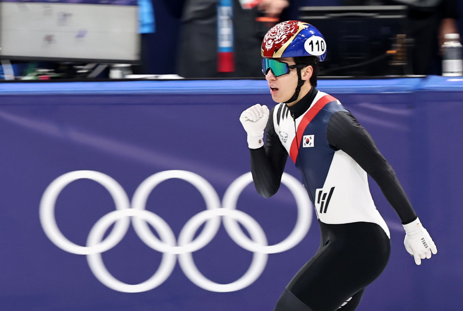 황대헌이 21일(한국시간) 밀라노 아이스 스케이팅 아레나에서 열린 쇼트트랙 남자 5000m 계주 결선에서 은메달을 따낸 뒤 기뻐하고 있다. 밀라노ㅣ뉴시스