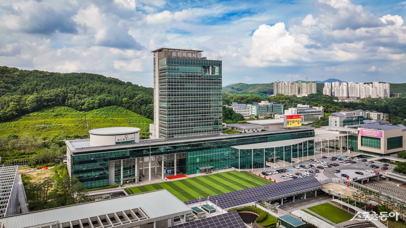 용인특례시(시장 이상일)가 1000조 원 규모의 초대형 반도체 프로젝트에 발맞춰 소재·부품·장비(소부장) 기업 산업 생태계 조성에 속도를 낸다(용인시청 전경). 사진제공|용인시