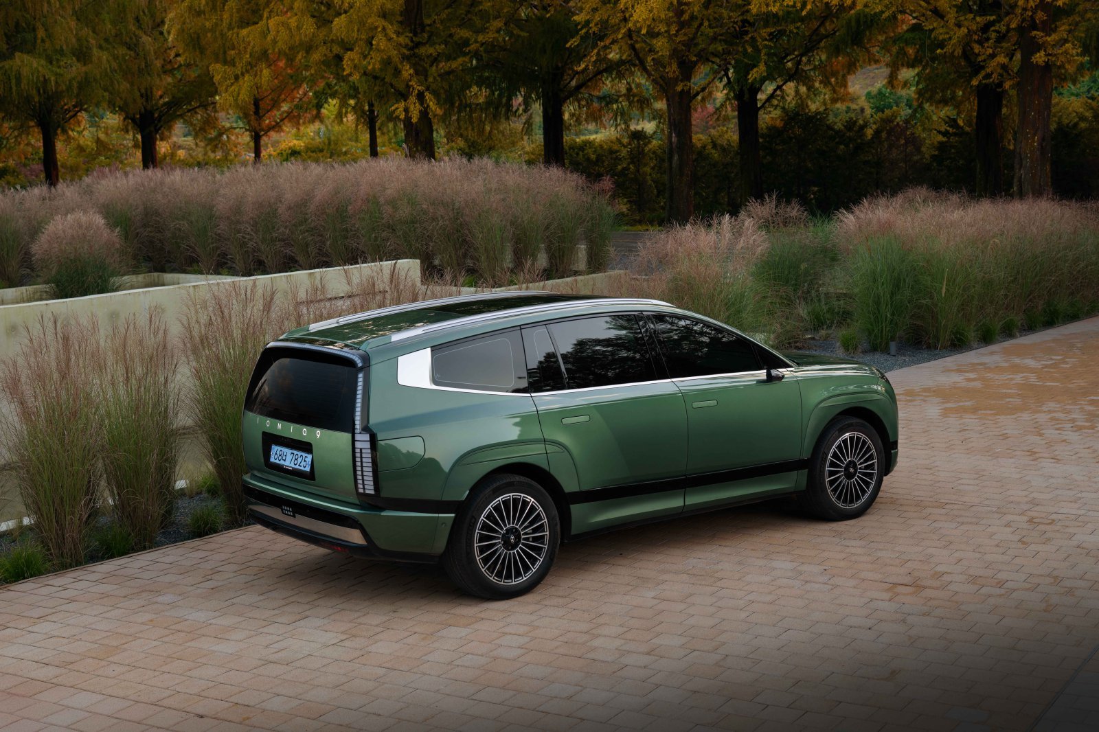 보트 테일 형상을 차용한 ‘에어로스테틱(Aerosthetic)’ 실루엣은 아이오닉9 디자인의 백미다. 1회 충전 532km의 넉넉한 주행 가능 거리와 압도적인 승차감으로 한국자동차전문기자협회가 선정한 ‘2026 올해의 차’를 수상했다.