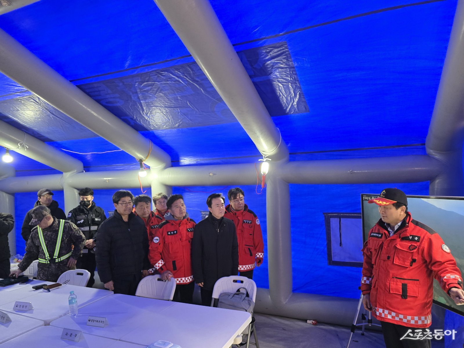 김태흠 충청남도지사는 22일 예산군 대술면 산불 현장 인근에 설치된 산불현장통합지휘본부를 찾아 진화 상황을 점검했다. 사진제공|충남도